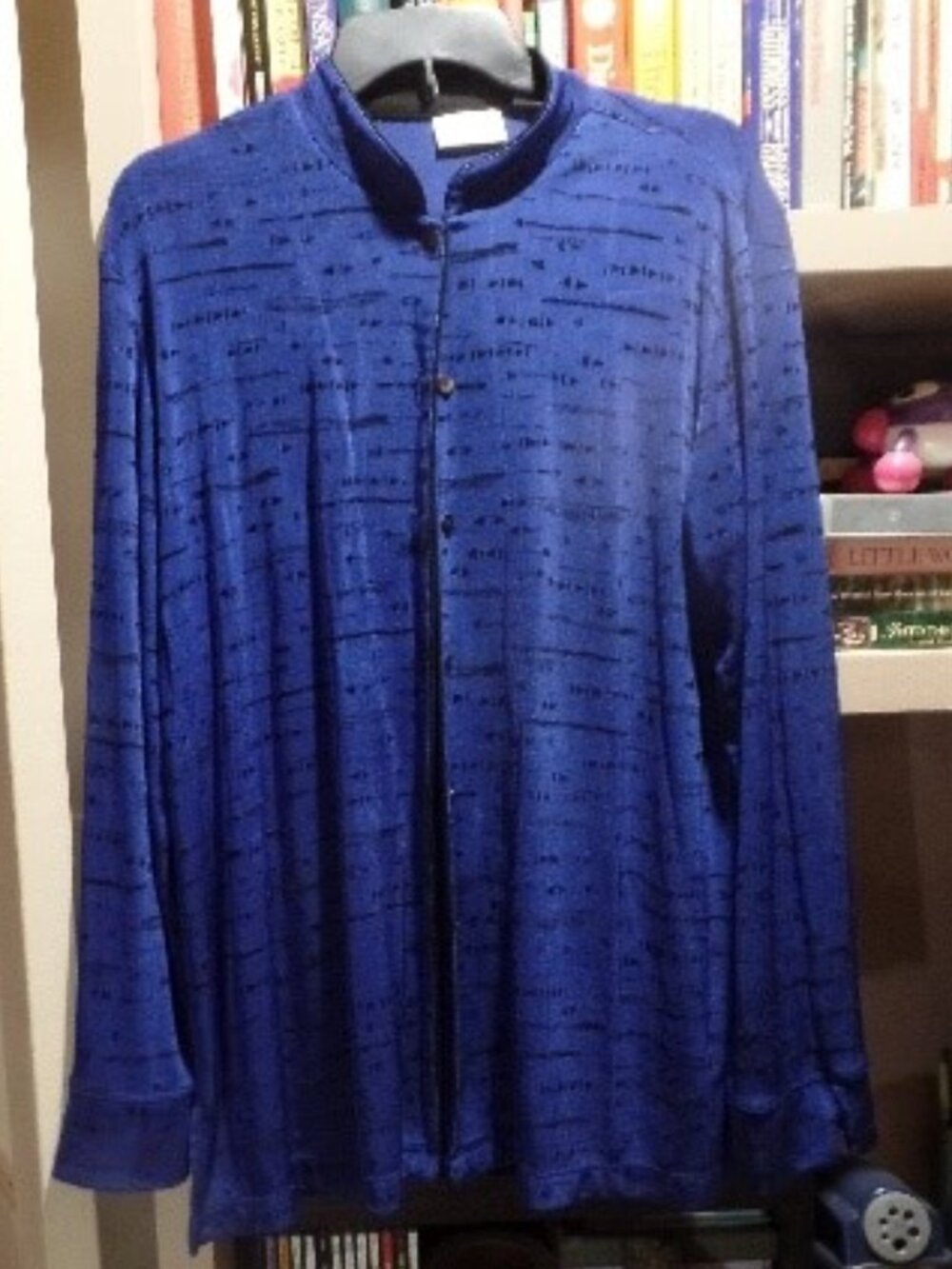 Chico's Travelers blue jacket and sleeveless top with black arrow design